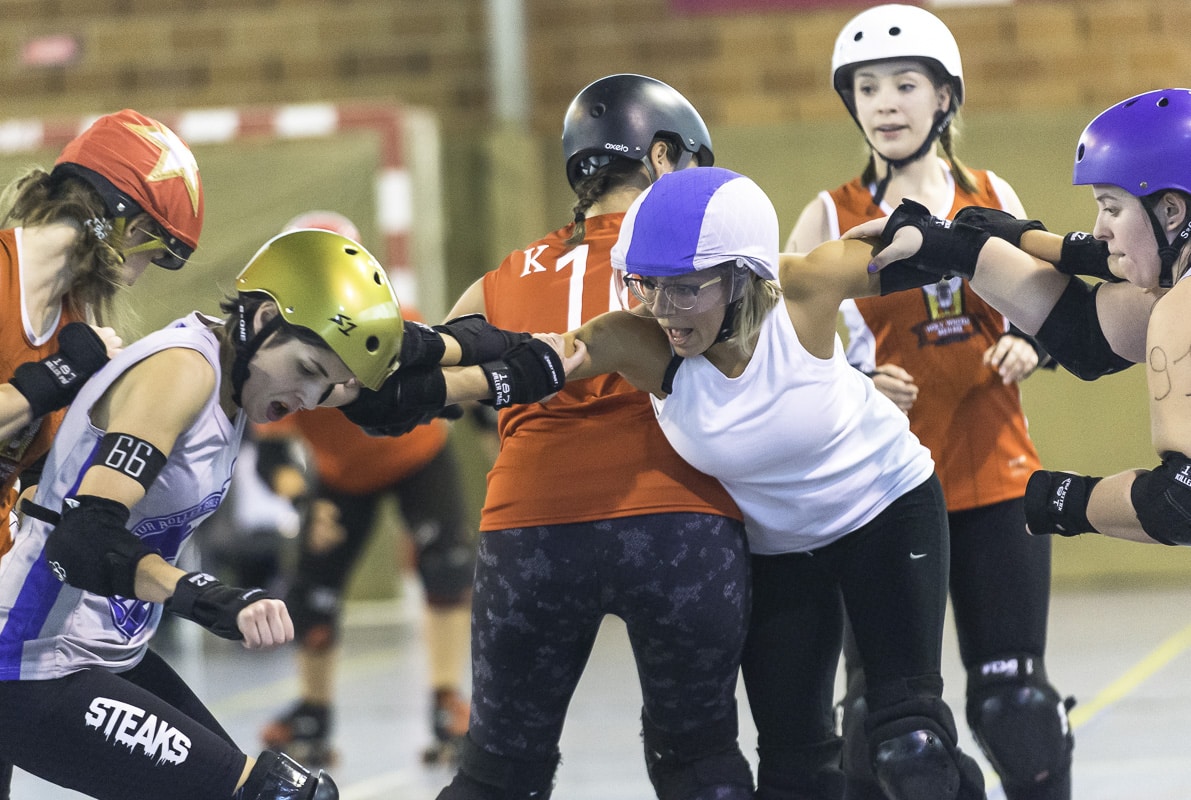 Une des joueuses tente de passer ses adversaires